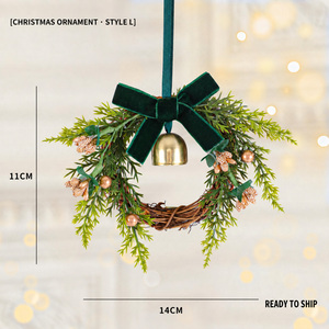 Kerstboomhangende krans met gouden bel, rode fluwelen strik en kunstmatige dennentakken - Product Image 1