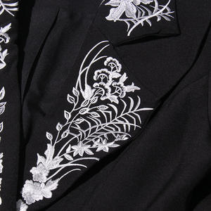 Venta al por mayor de las mujeres nuevo elegante 3D bordado negro de un solo botón sólido tejido Blazer con bolsillos de solapa - Product Image 5