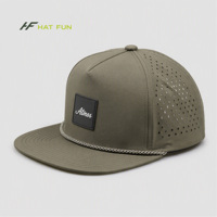 Casquette de golf personnalisée unisexe à 5 panneaux en nylon avec logo perforé au laser, respirante et à séchage rapide pour le sport de golf