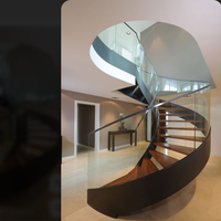 Escalier intérieur moderne en acier et bois courbé avec garde-corps en verre, design contemporain personnalisé