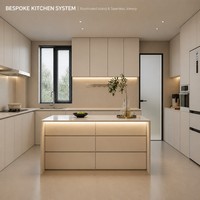 Meubles de cuisine modulaires sur mesure en bois massif pour toute la maison, îlot en U, plan de travail en pierre frittée, crédence écologique sans poignées