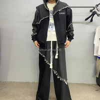 Maßgeschneiderter Ausgefranster Raw-Edge Denim Patchwork Trainingsanzug 2-teilig Reißverschluss-Hoodie & Asymmetrische Patchwork-Weite-Hose Set Streetwear-Outfit