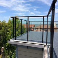 Système de garde-corps en verre et aluminium de précision pour balcon d'appartement et installation sécurisée