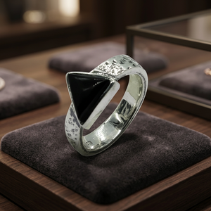 Anillo Moderno Plateado en Plata 925 con Piedra Preciosa de Ónix Negro Natural en Corte Trillón con Forma de Pirámide, Joyería Unisex de Moda para Uso Diario - Product Image 3