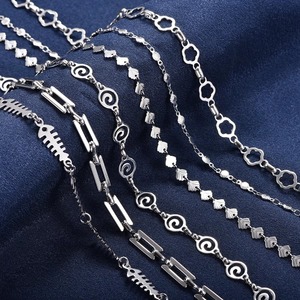 Collier ras du cou en acier inoxydable avec chaîne à maillons géométriques en forme d'arête de poisson et de fleurs, breloques faites à la main, couleur argent, bijoux en métal pour femme - Product Image 2