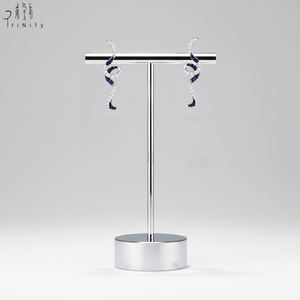 Boucles d'oreilles clous populaires en or blanc massif 18 carats avec diamants naturels et saphirs, série lignes courbes, vente en gros - Product Image 3