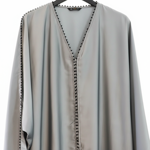 เสื้อผ้ามุสลิมแบบดั้งเดิมหรูหราสำหรับผู้หญิงสไตล์อาบายาลูกไม้แบบเรียบง่ายพร้อมเครื่องประดับดูไบ - Product Image 1