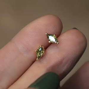 Orecchini a Perno Mini Verde Oliva per Donne, Design Minimalista, Accessori per Orecchie da Ufficio e Uso Quotidiano - Product Image 4