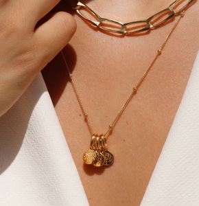 Collana con Ciondolo a Moneta Miniatura Incisa con Fiore di Nascita, Placcata in Oro 18k PVD su Acciaio Inossidabile, <span class=keywords><strong>Gioielli</strong></span> <span class=keywords><strong>Personalizzati</strong></span> per Donne - Product Image 4