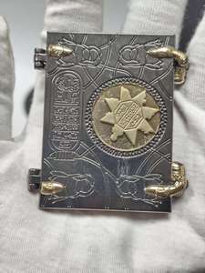 2025 Vàng Đen Nickel Mạ Tinh Tế Cứng Men Tốt Nghiệp Sinh Nhật Bên Bản Lề Pins Phù Hiệu Với <span class=keywords><strong>Dangler</strong></span> - Product Image 4