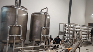 Machinerie industrielle de traitement de l'eau 20m³/h pour eau saumâtre, système d'osmose inverse entièrement automatique avec cuve sous pression, <span class=keywords><strong>pompe</strong></span> et moteur, certifié CE - Product Image 3