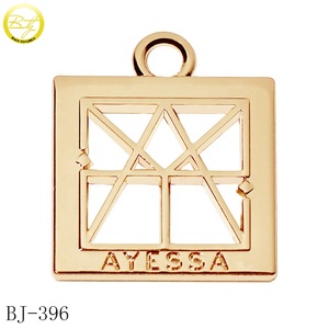 Pendentifs personnalisés en métal plaqué or en forme de pièce de monnaie pour bracelets et colliers, avec nom et logo gravés, pour chemises, chaussures et sacs - Product Image 5