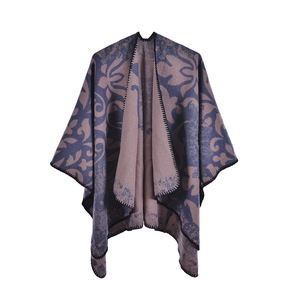 Prêt à expédier <span class=keywords><strong>Poncho</strong></span> <span class=keywords><strong>en</strong></span> <span class=keywords><strong>alpaga</strong></span> de luxe pour femmes 2022 Doux surdimensionné Floral Jacquard Hiver Chaud Châle <span class=keywords><strong>en</strong></span> cachemire pour femmes Cape - Product Image 4