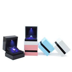 Cajas de joyería de alta gama en oferta, caja para anillos con luz LED para bodas, San Valentín, Navidad, embalaje con logo hecho a mano. - Product Image 1