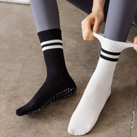 Chaussettes de Yoga Femme Économiques et de Haute Qualité en Gros, Antidérapantes avec Poignées, Chaussettes Adhérentes pour Pilates, Conception de Logo Personnalisé