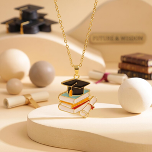 Collier Jietao en acier inoxydable hypoallergénique plaqué or 18 carats avec pendentif émail chapeau de diplômé et bouquet, cadeau pour étudiants - Product Image 6