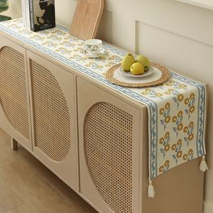 <span class=keywords><strong>Table</strong></span> florale <span class=keywords><strong>de</strong></span> printemps et d'été <span class=keywords><strong>chemin</strong></span> <span class=keywords><strong>de</strong></span> <span class=keywords><strong>table</strong></span> <span class=keywords><strong>de</strong></span> cuisine décoratif en coton tissé imprimé <span class=keywords><strong>de</strong></span> plantes avec pompon - Product Image 4