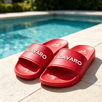 Claquettes personnalisées avec monogramme, faible MOQ, surface douce, chaussures de vacances et de resort pour les merchandises de supermarché, OEM ODM