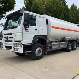 Camiones Cisterna SINOTRUK HOWO, Camión Cisterna 6*4, Tanques Móviles de Distribución de Combustible de 20000L - Product Image 3