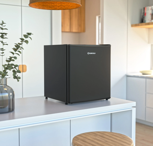 Mini-réfrigérateur noir SUBCOLD 48L 60L, porte simple avec serrure, finition mate, prise britannique standard, en stock, livraison rapide, économe en énergie - Product Image 1