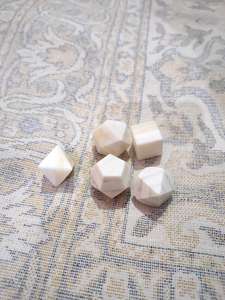 Dés en corne de buffle et en os de style animal sculpté personnalisable, écologiques, carrés, avec un design unique - Product Image 3