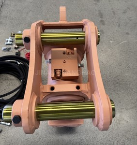 Attache rapide hydraulique inclinable pour excavatrice avec rotation à 180 degrés - Product Image 4