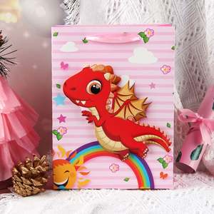 Conception et vente en gros de sacs-cadeaux en papier rouge pour enfants dinosaures 3D respectueux de l'environnement sacs-cadeaux décoratifs - Product Image 2
