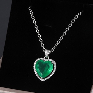 Collier Pendentif Cœur Vert Émeraude 12*12MM en Cuivre Écologique, Style Minimaliste Rétro, Vente en Gros pour Femmes, Idéal Soirées - Product Image 4