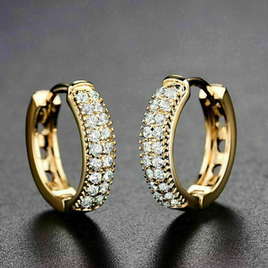 Boucles d'oreilles Huggie mystérieuses et dorées, taille brillant ronde, sertissage pavé, bijoux classiques pour femmes E3844 - Product Image 3