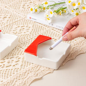 Cendrier carré en céramique personnalisé blanc avec motif nœud rouge pour la maison, le bureau ou comme cadeau - Product Image 2