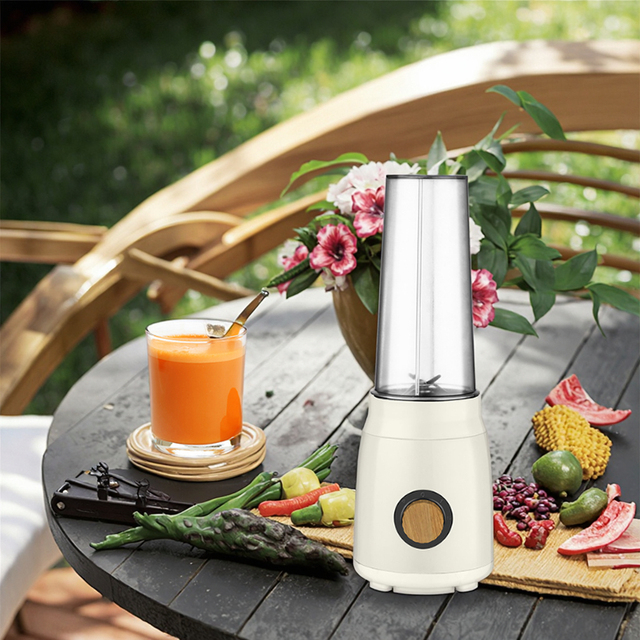 Hot Selling 4-Blade Mini Portable Juicer Blender Cup Custom Logo USB Rechargeable Electric Fruit Juicer Top Seller Blenders