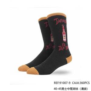 Calcetines de media pantorrilla para hombre 40-45 negros con diseño de cerveza para uso casual - Product Image 3
