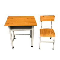 Chaises et tables d'école colorées avec des motifs décoratifs pour les célébrations et les événements, les salles informatiques et les salles de technologie