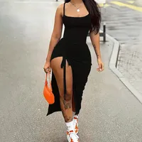 Gaun Maxi Bodycon dengan Tali Serut Samping dan Belahan Tinggi, Pakaian Kasual Musim Panas Tersedia dalam Warna Hitam dan Merah, Pilihan Grosir