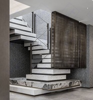 Escaliers superposés en marbre, carrelage en céramique, plaque de roche, garde-corps en verre
