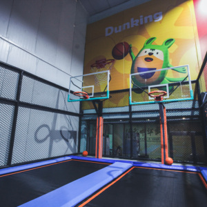 Slam dunk de basket-ball dans un parc de trampolines - Product Image 5