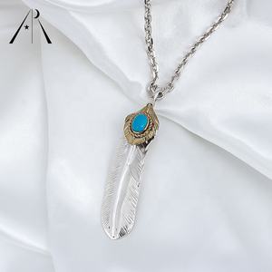 Collier unisexe à pendentif plume de turquoise en argent sterling: Collier unisexe de luxe rebelle-chic et polyvalent - Product Image 6