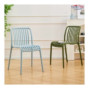 Chaise empilable légère entièrement en plastique, durable, pour intérieur et extérieur, idéale pour la maison, les restaurants, les fêtes et les événements. - Product Image 1