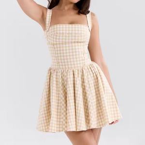 Vestido de verano a la moda para mujer, sin mangas, con cintura baja, corte acampanado, estilo halter y diseño a cuadros. - Product Image 1