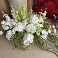Fournitures de décoration de mariage : Composition florale au sol pour allée, entrée, avec hortensias blancs et verts et orchidées