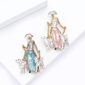 Broche en alliage plaqué or avec cristaux pour femme, motif chien et dame élégante, bijoux vintage pour mariage et fête, design personnalisé - Product Image 1