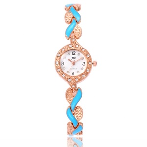 Nuevo Conjunto de Reloj de Pulsera de Cuarzo y Brazalete de Aleación con Hojas para Mujer, Versátil y a la Moda, Suministro Directo de Fábrica, Dropshipping - Product Image 2