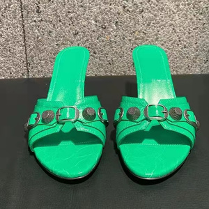 2023 sandalias de lujo de diseñador para mujer gótico viento remache tacones bajos punta plana punta abierta zapatillas tacones altos tendencia de moda Primavera - Product Image 4