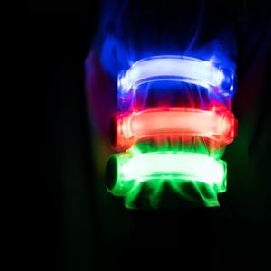 شريط عاكس مضيء من السيليكون للذراع مع شحن USB للرياضة والجري الليلي صنع في الصين - Product Image 2