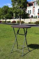 Table pliante en plastique pour événements en plein air, table haute de bar à cocktails avec design en rotin pour les fêtes ou les mariages
