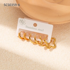 <span class=keywords><strong>Set</strong></span> di 3 Paia di <span class=keywords><strong>Orecchini</strong></span> <span class=keywords><strong>a</strong></span> <span class=keywords><strong>Cerchio</strong></span> di Lusso Leggero in Acciaio Inossidabile Dorato con Zirconi per Donna - Product Image 4