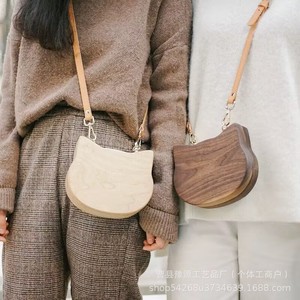 กระเป๋าใส่เครื่องสำอางรูปทรงครึ่งวงกลมไม้แกะสลักลายแมว สำหรับผู้หญิง ของขวัญวันเกิด พร้อมสลักชื่อ - Product Image 5