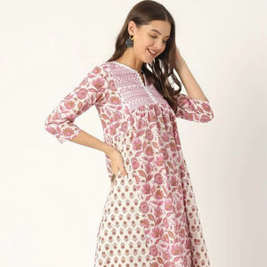 ชุดคุर्ตาผ้าฝ้ายพิมพ์ลายดอกไม้สำหรับผู้หญิง พร้อมกางเกง แขนสั้น คอวี เหมาะสำหรับงานปาร์ตี้และสวมใส่ลำลอง - Product Image 1