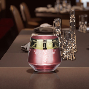 Gobelet en verre rouge bourgogne avec clé grecque dorée et motif blanc, verres de luxe pour occasions spéciales - Product Image 4