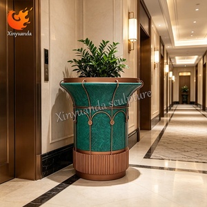 Grande Vaso Fioriera in Acciaio Inossidabile Stile Neo-Classico con Tonalità Verde Pavone e Anticata per Lobby di Hotel, Centro Vendite, Arredamento di Lusso - Product Image 4